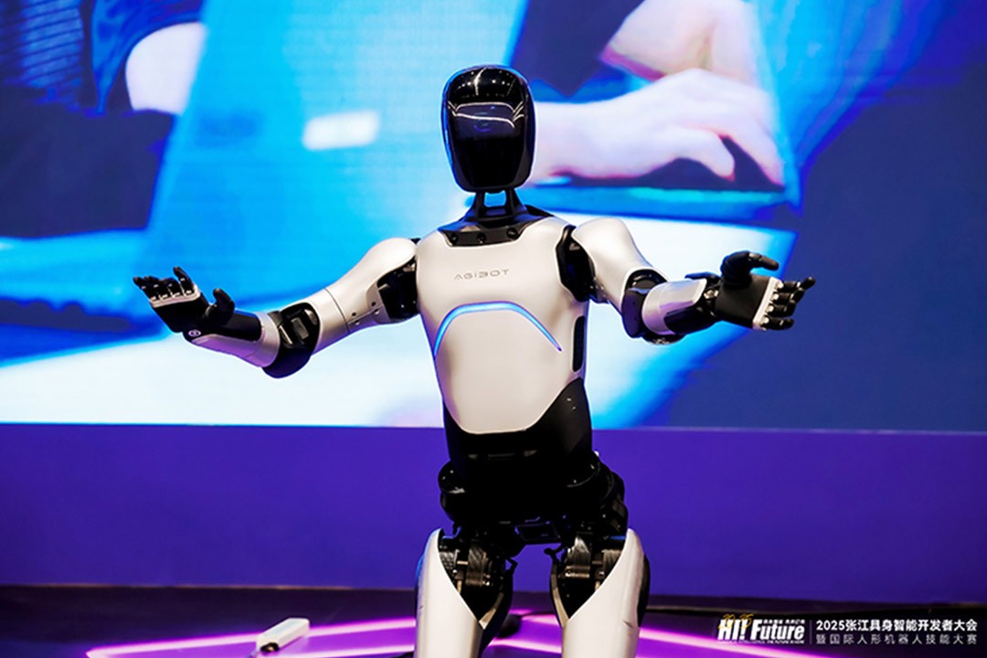 3003.com远征A2成全球首个同时拥有中美欧认证的人形机器人